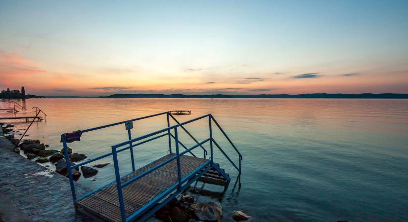 Olyan autó jelent meg a Balatonon, amire nincsenek szavak, a felvétel már bejárta az országot