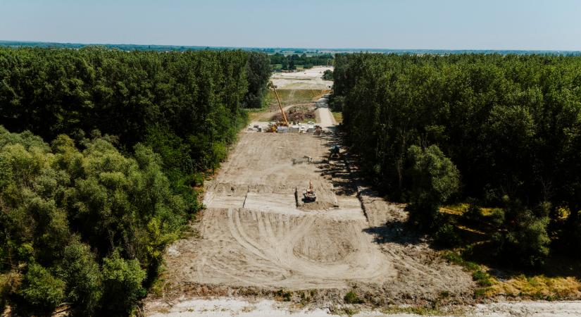 Kirajzolódott a mohácsi Duna-hídhoz épülő út nyomvonala, mérföldkőhöz közelít a mederpillér