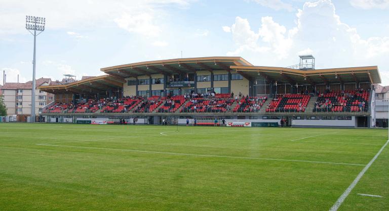 Hat magyart vitt el alkoholfogyasztás miatt a román csendőrség a csíkszeredai stadion VIP-páholyából