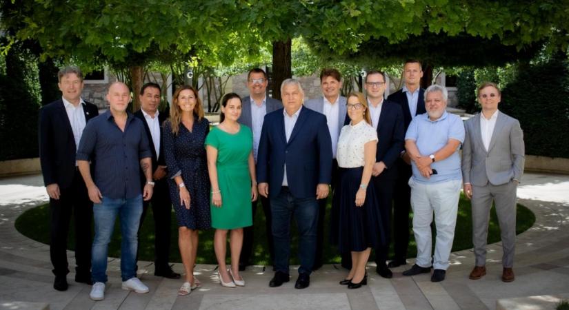 Úgy reklámozzák Orbán digitális polgári körét, hogy a miniszterelnök összefogott a civil világgal, a lista azonban egészen mást mutat