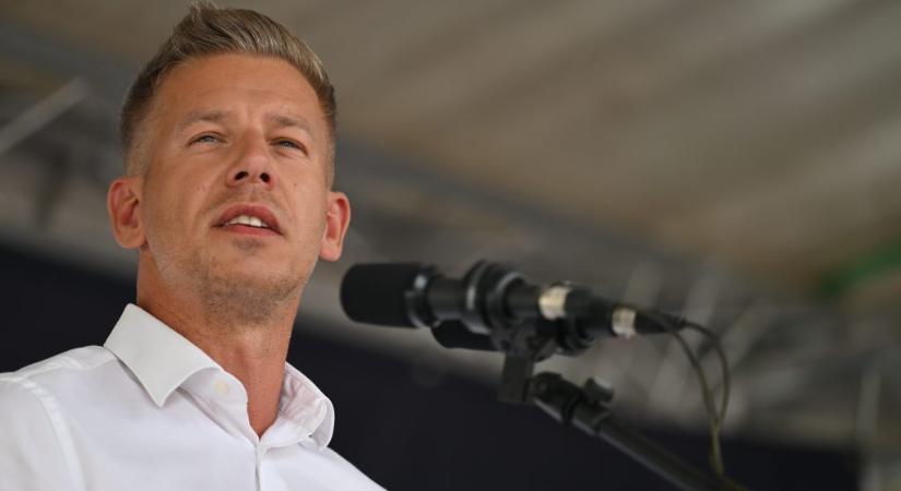 Magyar Péter a színpadon