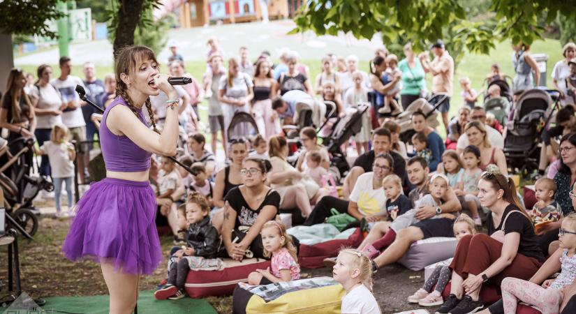 Zenére ébredt Adyváros – GALÉRIA!