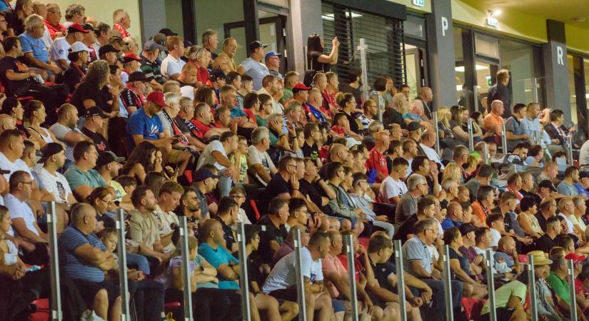 Fegyveres csendőrök vittek el magyar szurkolókat a Csíkszereda meccséről, hat hónapra kitiltották őket