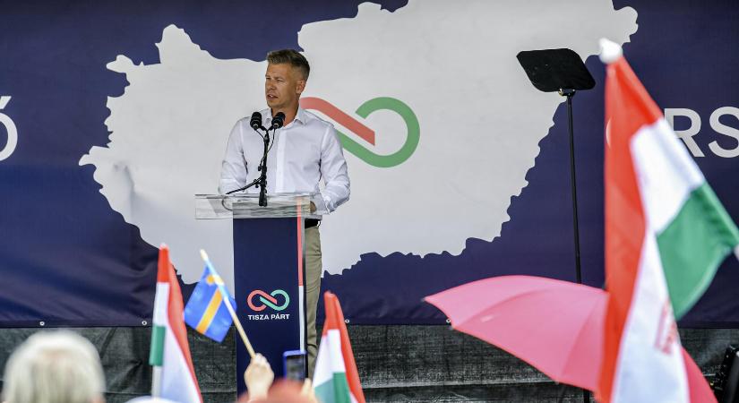 Nem elég a propagandában süketelni, fel kell emelni a telefont – Orbán Viktornak üzent Magyar Péter Székesfehérváron