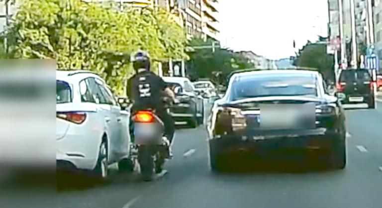 Óriásit esett a motoros, aki két autó között próbált átslisszanni a Váci úton