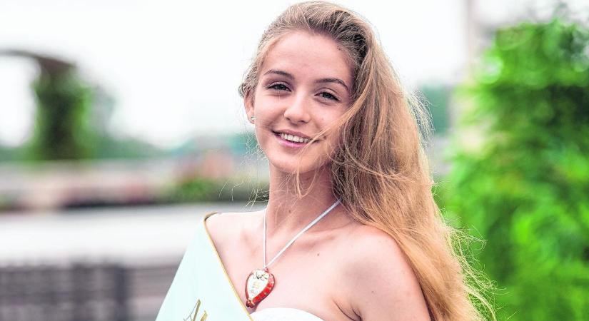 Anna-bál szépeként rúghatott labdába Kisvárdán