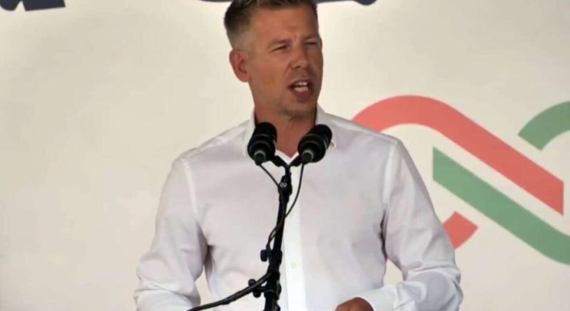 Magyar Péter össze-vissza sapkás közönség előtt „naggyűlt”