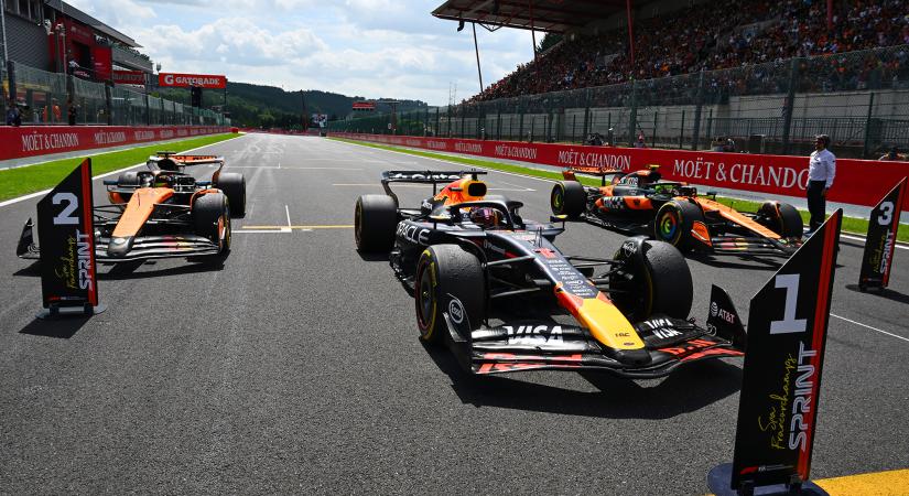 A McLaren tehetetlen volt Verstappen ellen, aki győzelemmel indította a Red Bull új korszakát