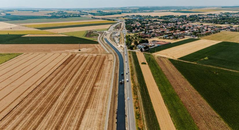 Jól halad a Mohácsi Duna-híd építése, már a kapcsolódó utak is formálódnak