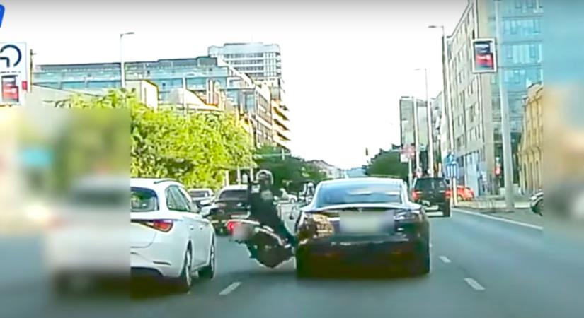 Két autó között próbált átslisszanni a motoros, hatalmasat bukott a Váci úton – videó