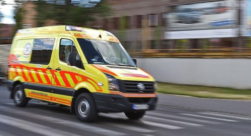 Személyautó és egy kishaszongépjármű karambolozott