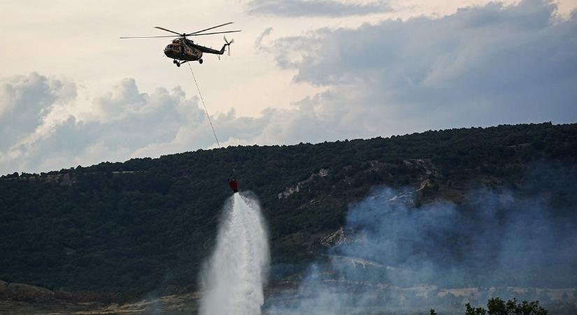 Kigyulladt a lőtér, szolnoki helikopterek kezdték el hordani az oltóvizet egy közeli tóból – galériával