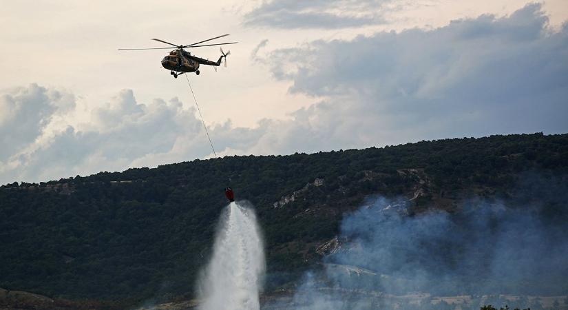Katonai helikopterek oltották a tűzet Márkónál