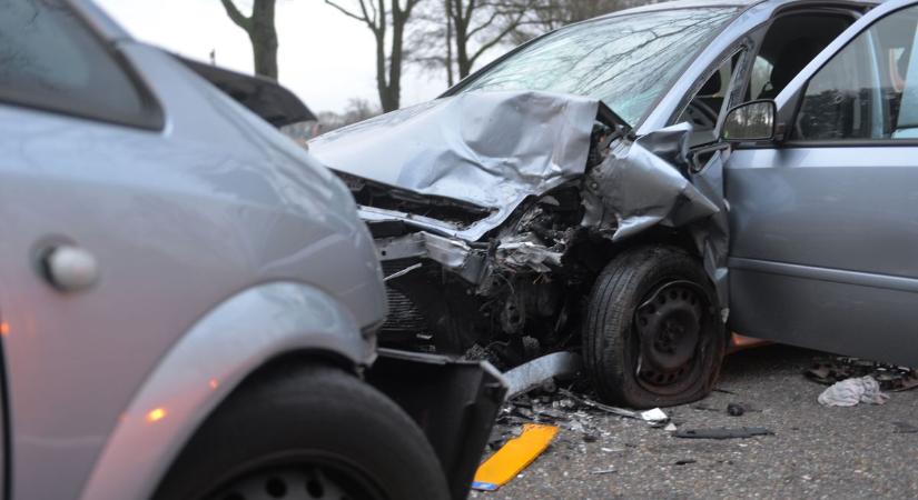 Tömegkarambol és teljes útzár a 4-esen: egy ember a roncsok közé szorult, valakit mentőhelikopter vitt el