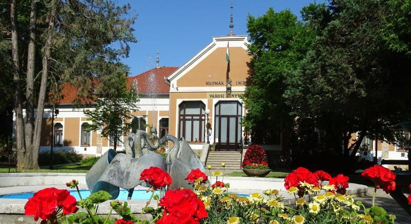 Közel százmillió forintból születik újjá a bonyhádi könyvtár