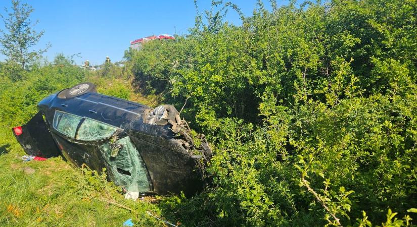 Ez egészen hihetetlen: most épp egy autó borult az oldalára a baranyai utakon