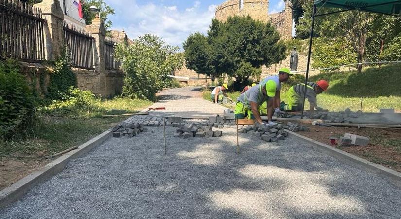 Zajlik a munka a Barbakán-kertben – még idén befejeződhet a felújítás