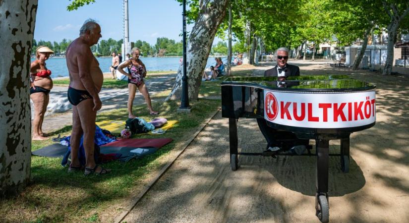 „A történet arról szól, hogy jön a bolond a zongorával” – a vízen és úttesten is zenélő Mr. Pianóval beszélgettünk
