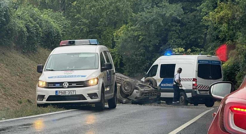 Felborult egy autó a jutai kanyarban