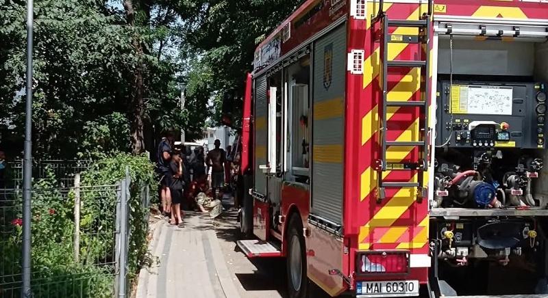 Harminc lakót kellett kimenekíteni a lépcsőházban eldobott cigaretta miatt