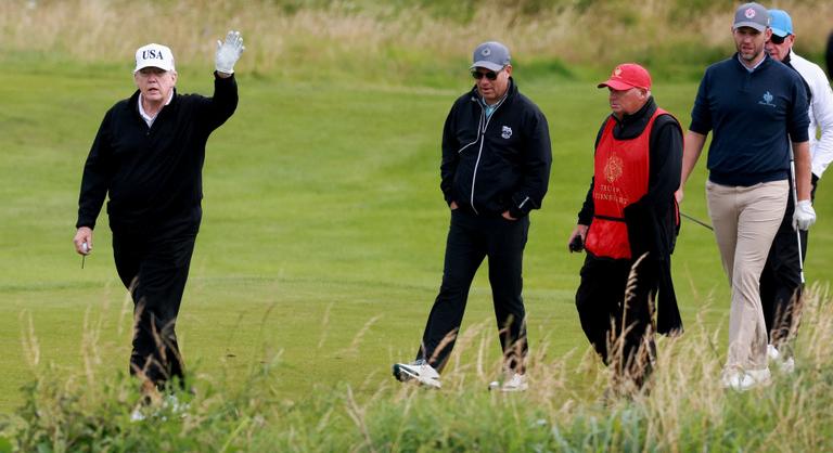 Skóciába ment golfozni Donald Trump, négy napot fog ott tölteni