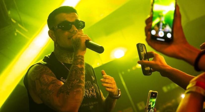 Ismert zenész koncertjén tört ki a szolnoki tömegverekedés, rendkívüli posztot írt a balhéról