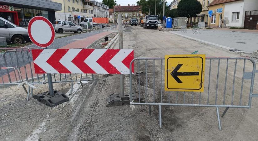 Korlátozások az Erzsébet királyné utca felújítása miatt, a Kórház utca egyirányú