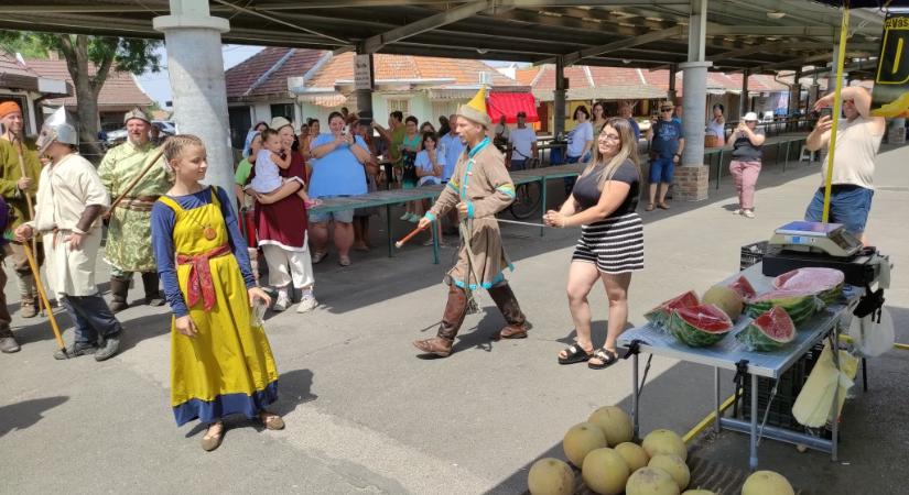 Dinnyét és lányt is raboltak a piacon a Hód-tavi párviadal előtt portyázó vitézek