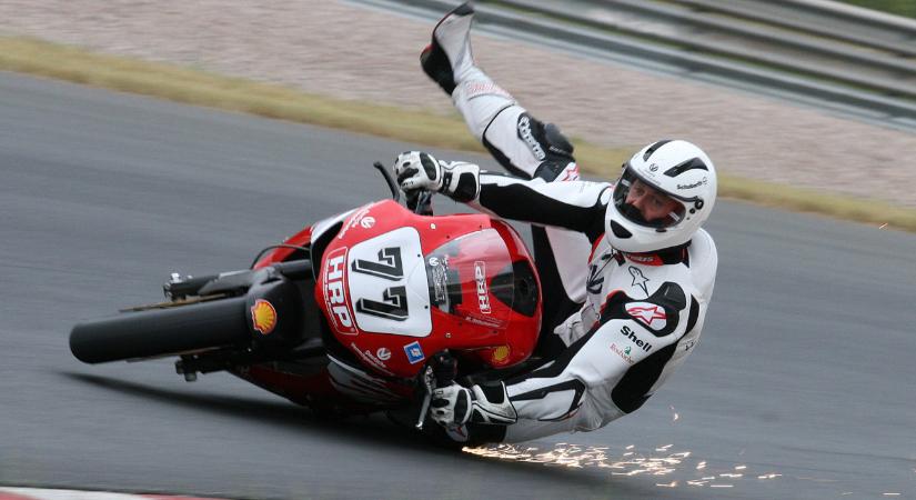 Nagy a baj Michael Schumacherrel: árverezni kell a motorját is