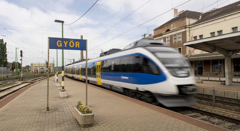 Letört egy Bécsbe tartó vonat áramszedője, 40 perces késésre kell számítani a győri fővonalon