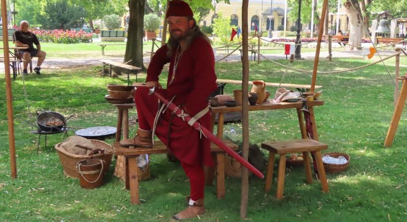Portyázók lepték el a vásárhelyi piacot, de most eső helyett a negyven fokkal kellett megküzdeniük a hagyományőrzőknek – galériával