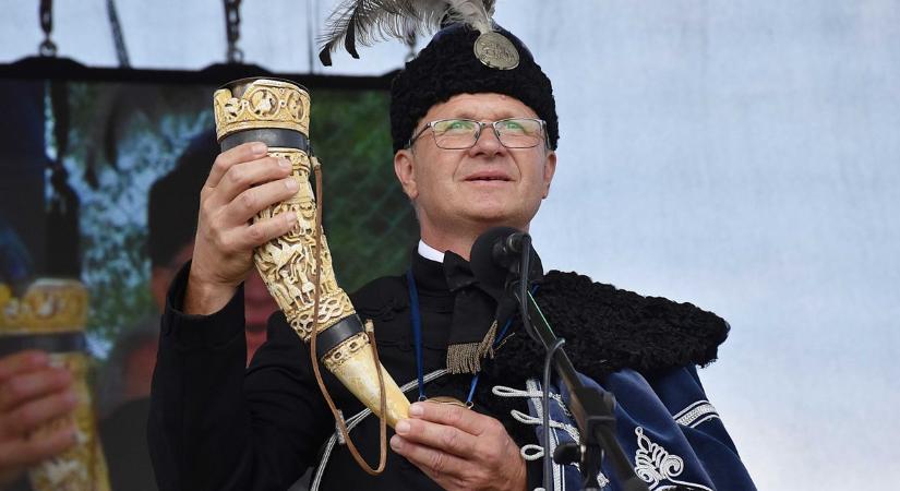 Ágyúszó és hatalmas taps fogadta az új jászkapitányt, aki szívvel-lélekkel kezdte meg szolgálatát