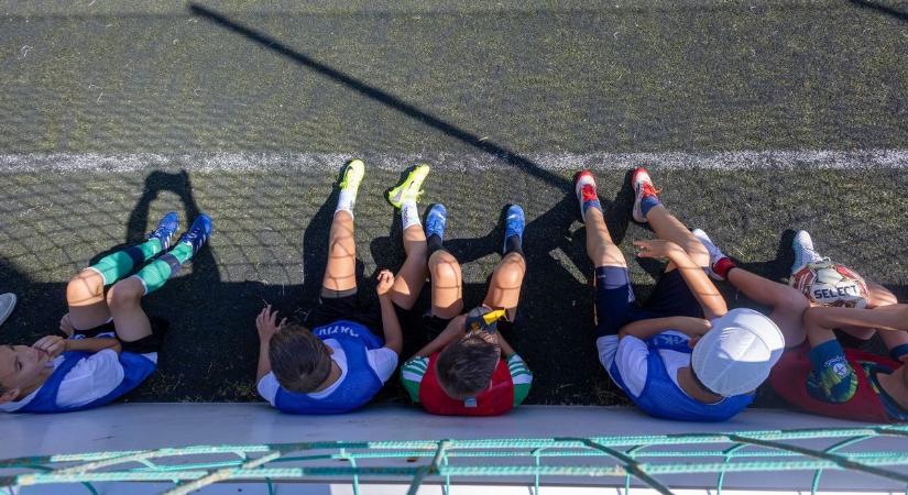Így telik a gyerekek nyara a komáromi focitáborban