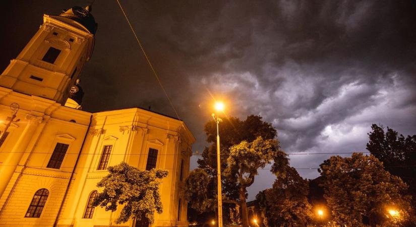 Órákon belül hatalmas vihar csap le Hajdú-Biharra, villámárvíz is jöhet – animációkkal