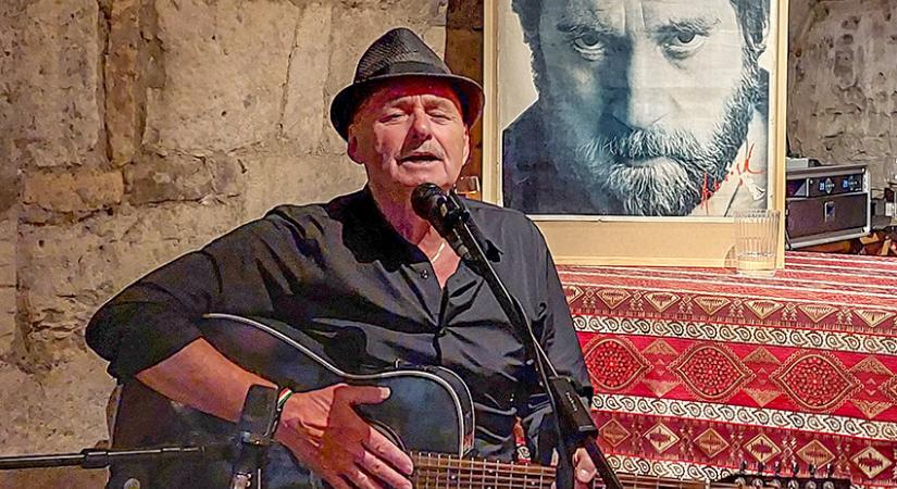 A különc gitár