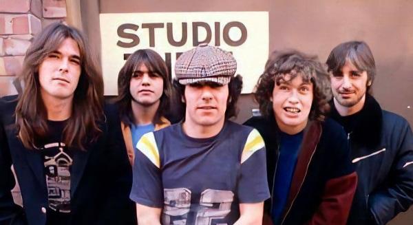 Ma 45 éves az AC/DC kultikus albuma, a 'Back in Black' (lemezismertető)