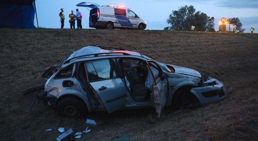 Baleset volt a sztrádán, meghalt egy autóba szorult ember