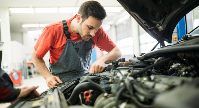 Valami nagyon nem odaillő lapult a kocsi motorterében