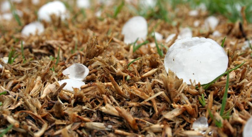 Felhőszakadás és jégeső fenyeget, riasztás van érvényben