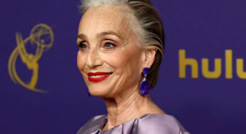 Így őszülj stílusosan, ha sötét a hajad – Kristin Scott Thomas módszere mindenkinél működik