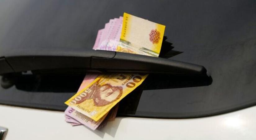 Megdöbbentő trükk a nyaralások idején: ha pénzt látsz a szélvédőn, azonnal indulj tovább!