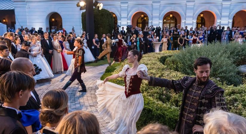 Ő lett a füredi Anna-bál szépe! Fotón az álomszép Laura