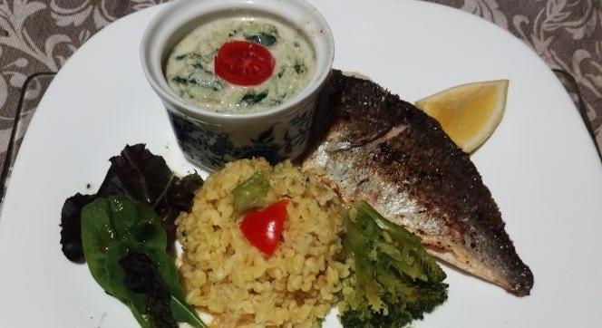 Aranydurbincsfilé sáfrányos bulgurral, brokkolival, tzatzikivel és salátalevelekkel – Recept GAMEREKNEK