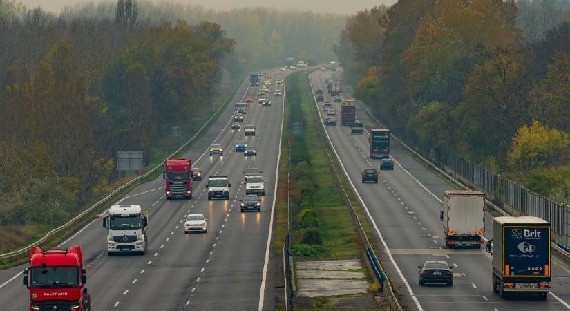 Felborult és kigyulladt egy autó az M7-es autópályán, lezárták a forgalmi sávokat