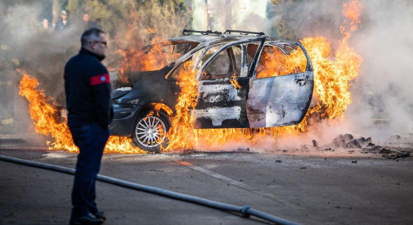 Felborult és kigyulladt egy autó az M7-esen