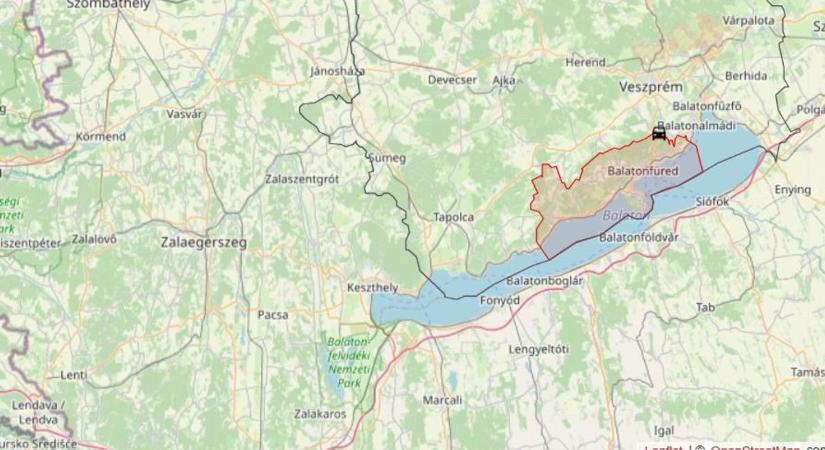 Oldalára borult egy autó a 73-ason, Csopaknál