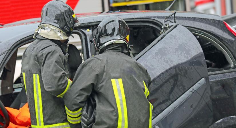 Súlyos baleset a dunántúli főúton: feszítővágóval szabadítják ki a sofőrt