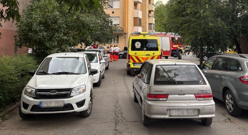 Sűrű füst tört elő egy szolnoki toronyház 17. emeletén, mentők és tűzoltók érkeztek a helyszínre