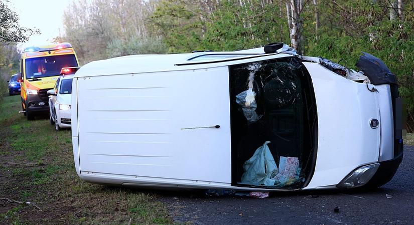 Újabb baleset a jutai kanyarban: ezúttal az oldalán állt meg egy autó az árokban