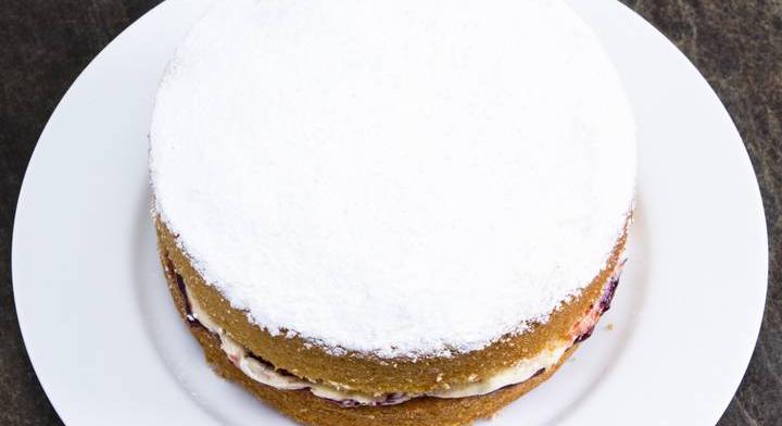 Álompuha Viktória-torta: légies tészta, habos töltelék
